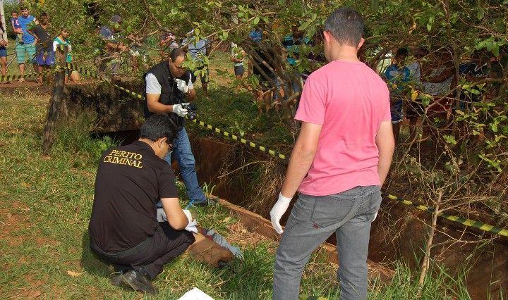 Homem é morto a tiros próximo a rede de esgoto