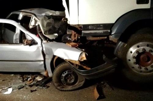 Acidente entre carro e caminhão mata mãe e fere filha