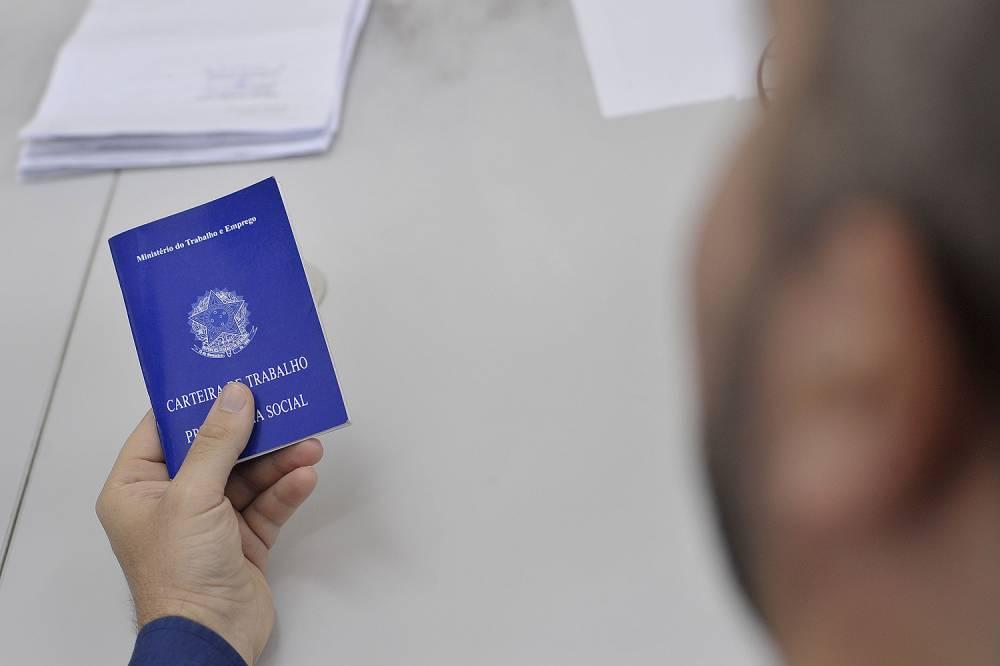 Desemprego cai e atinge 13,1 mi no trimestre