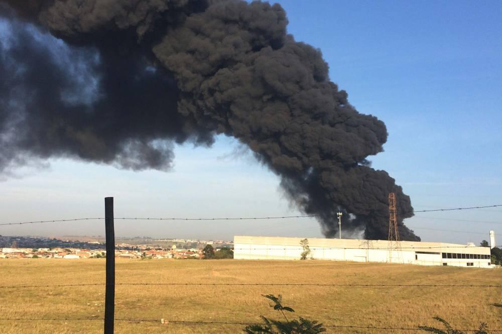 Incêndio de grandes proporções atinge empresa no interior de SP