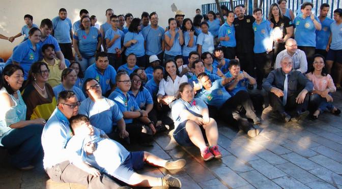 No mês das crianças, projeto que produz brinquedos dentro de penitenciária presenteia alunos especiais