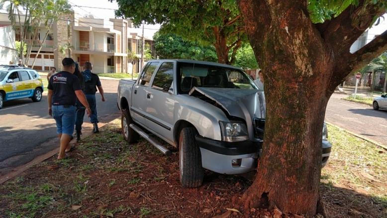 Após roubar caminhonete, ladrão bate veículo em árvore, apanha e acaba preso