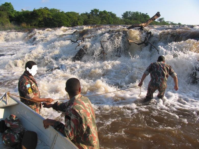 PMA resgata mulher que se afogava em cachoeira no rio Amambai