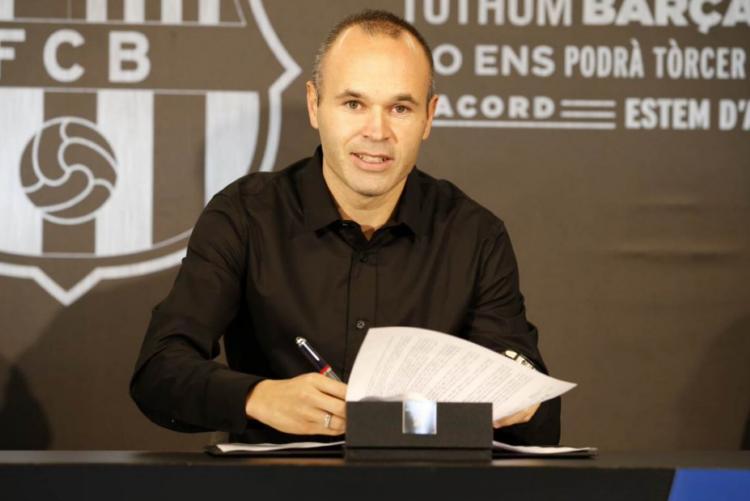 Iniesta renova com o Barcelona ‘para o resto da vida’