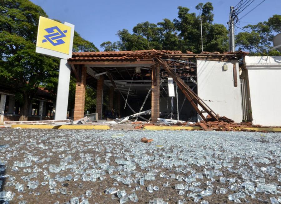 Bandidos explodem caixas eletrônicos dentro da Acrissul