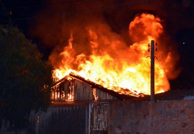 Homem é suspeito de atear fogo na própria casa e fugir