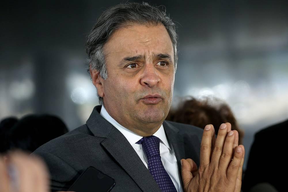 Senado revê decisão do STF e devolve mandato a Aécio Neves