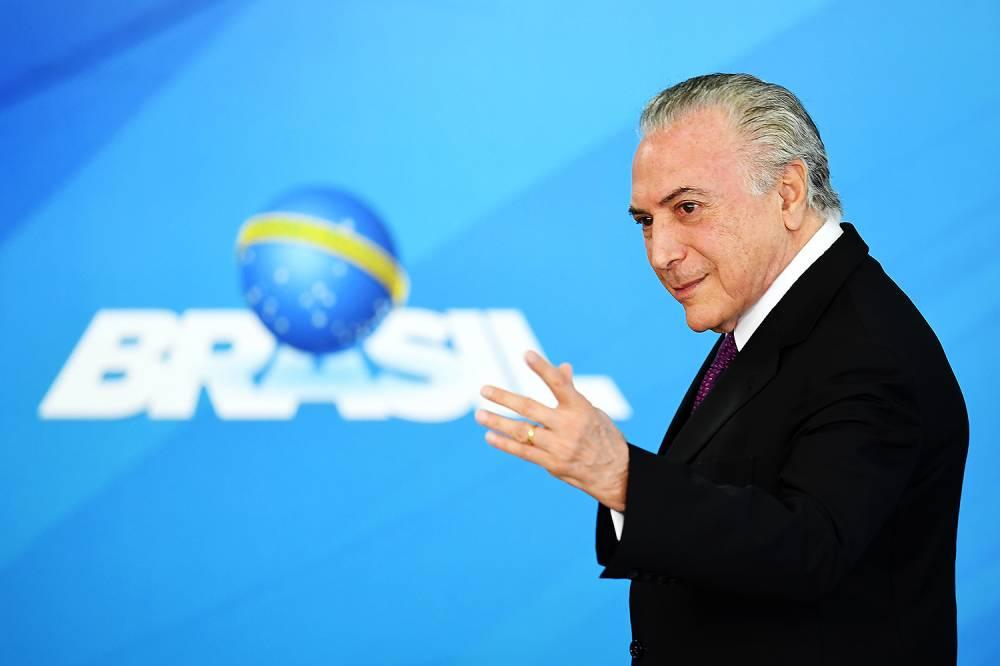 Temer exonera oito ministros para votar denúncia na Câmara