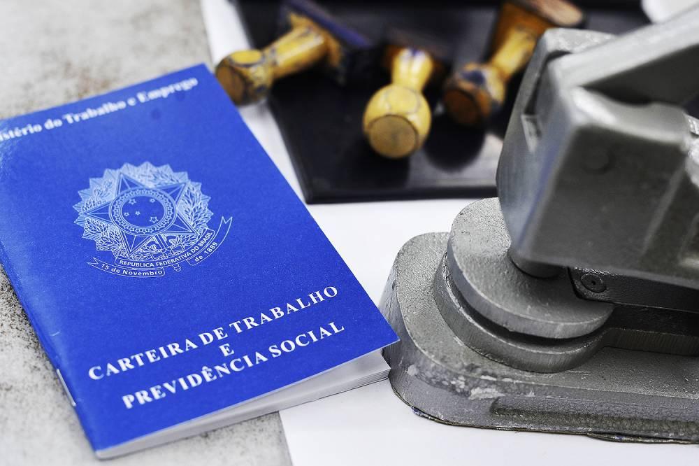 Desemprego cai e atinge 13 milhões de pessoas