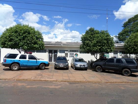 Jovem rouba mercado, ameaça clientes e acaba presa