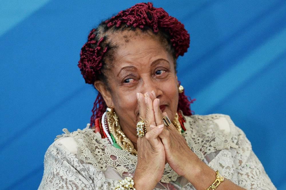 Após polêmica, ministra desiste de pedir salário de R$ 61 mil