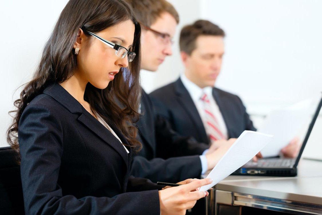 Escritório de advocacia é condenado por tratar estagiária como empregada