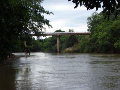 Carro cai em rio de Terenos e a suspeita é de uma morte