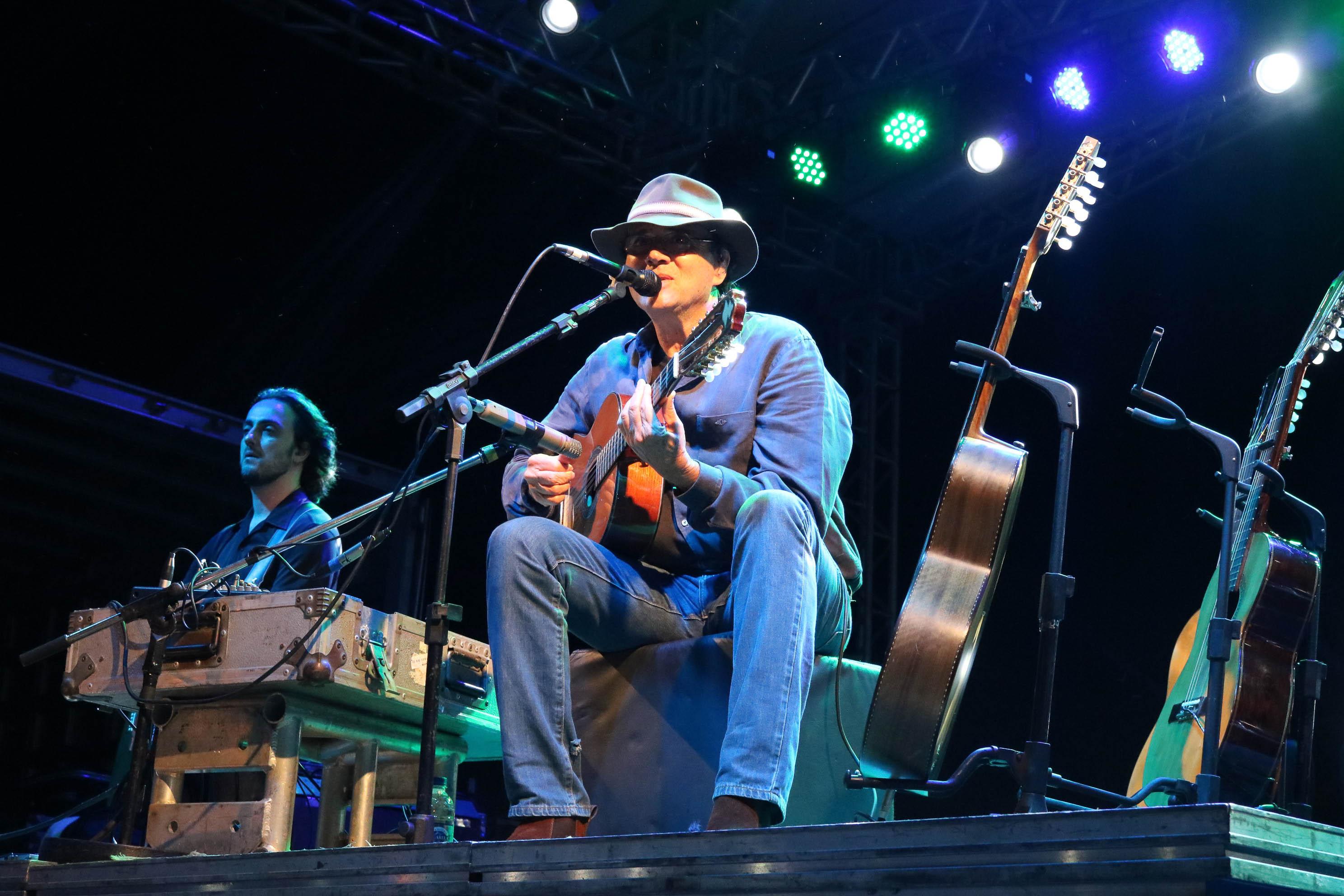 Show de Almir Sater pelos 40 anos de MS é sucesso de público em Jardim