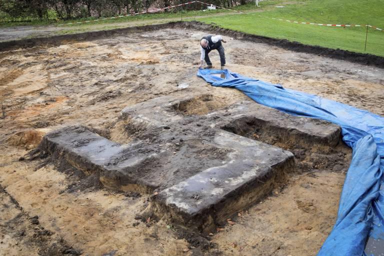 Suástica gigante é encontrada em estádio na Alemanha