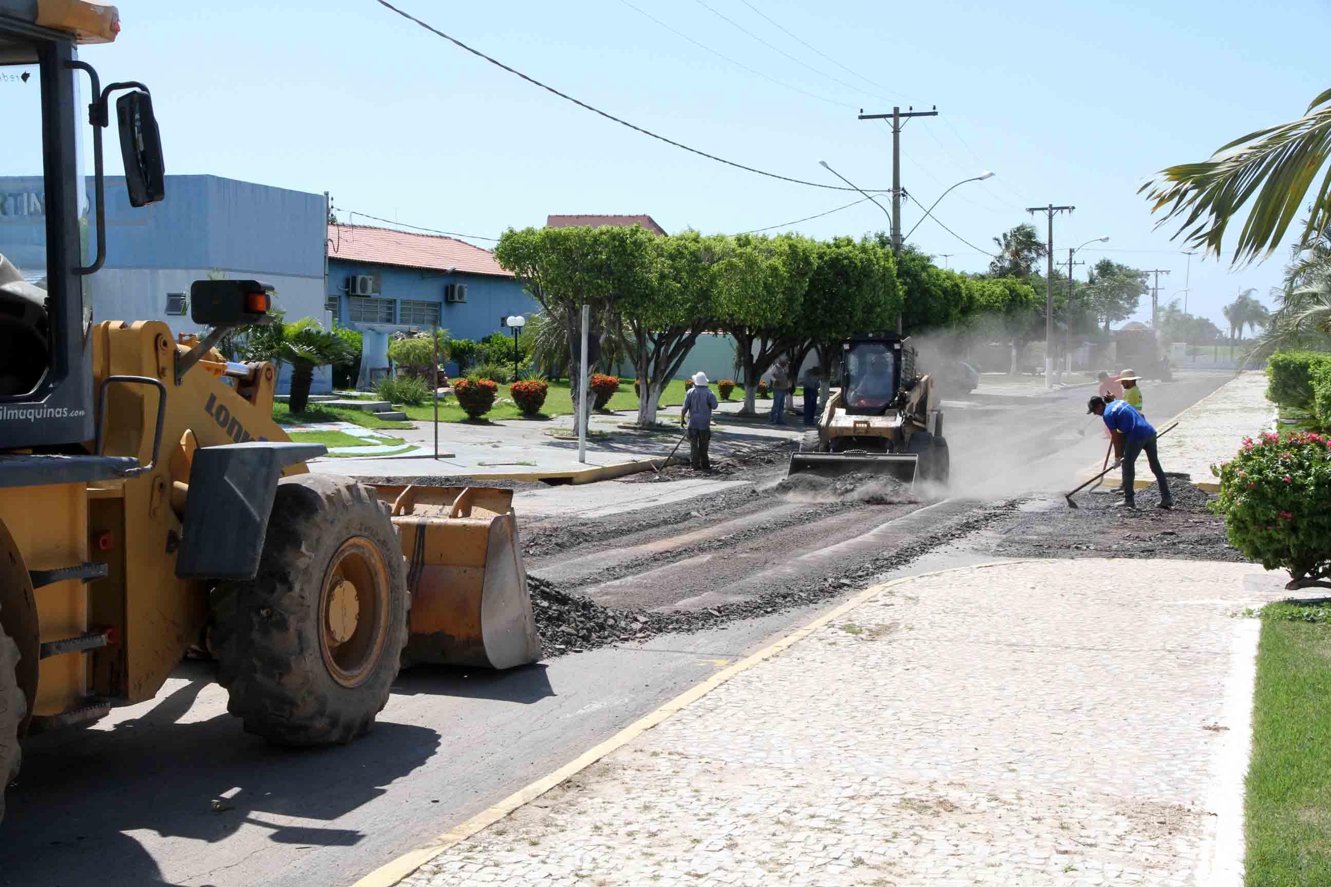Operação tapa buracos chega a Avenida Laranjeira