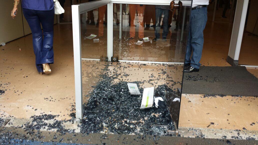 Porta da Assembleia é quebrada e manifestante é preso