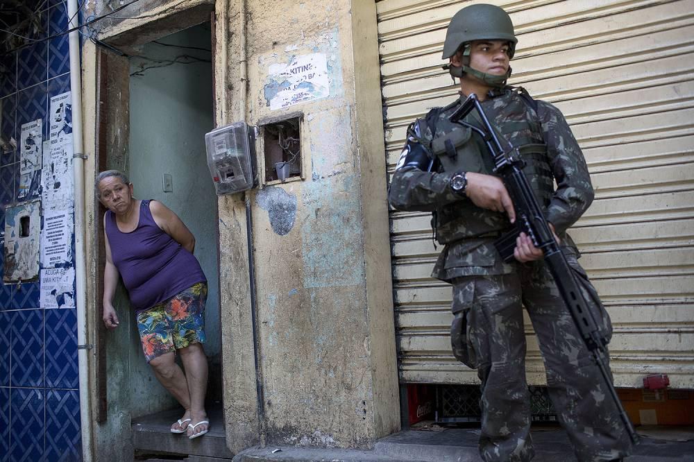 Polícia e Forças Armadas ocupam favela no RJ