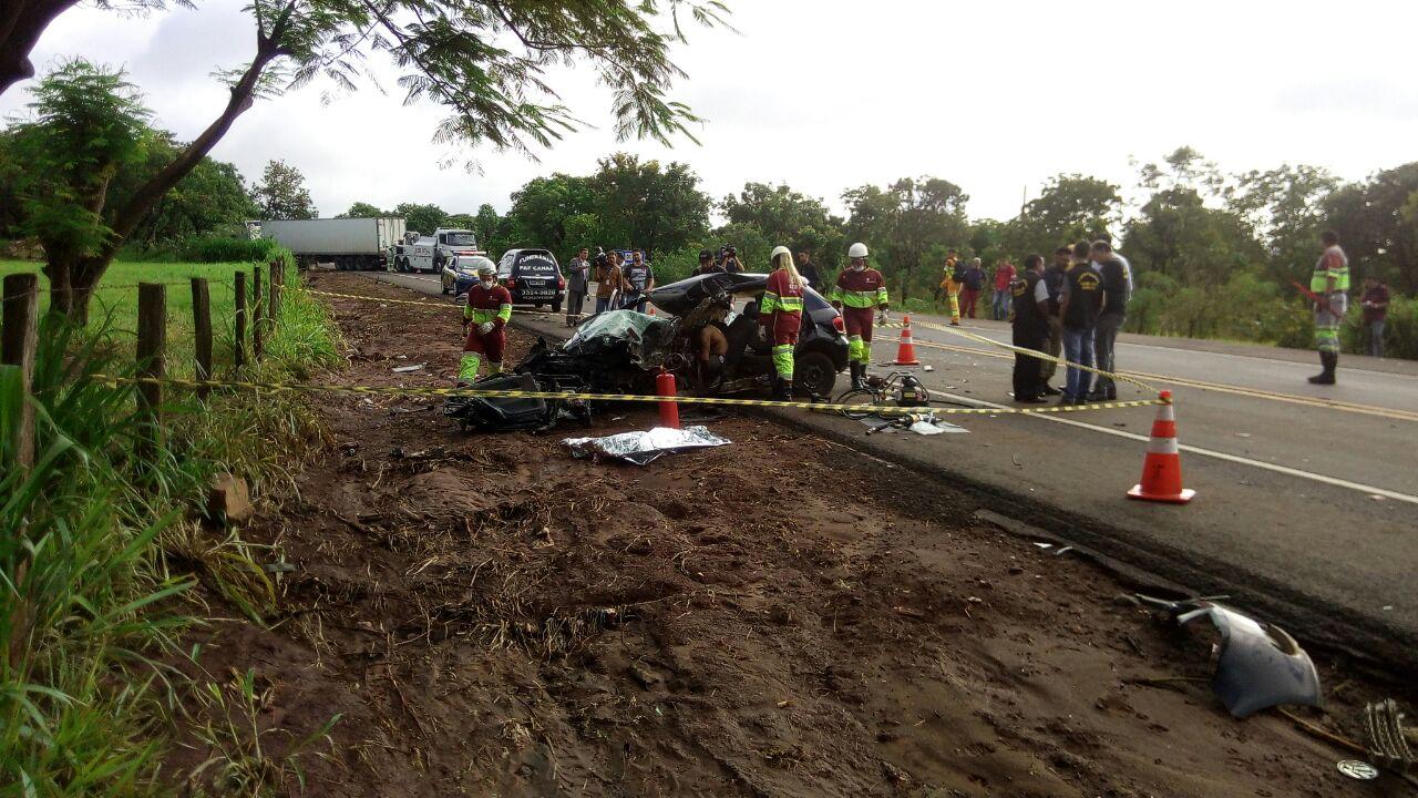 Militar faz ultrapassagem, bate em carreta e morre