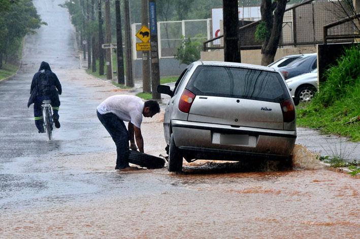 Dezembro começa com chuva forte e com 19% do esperado