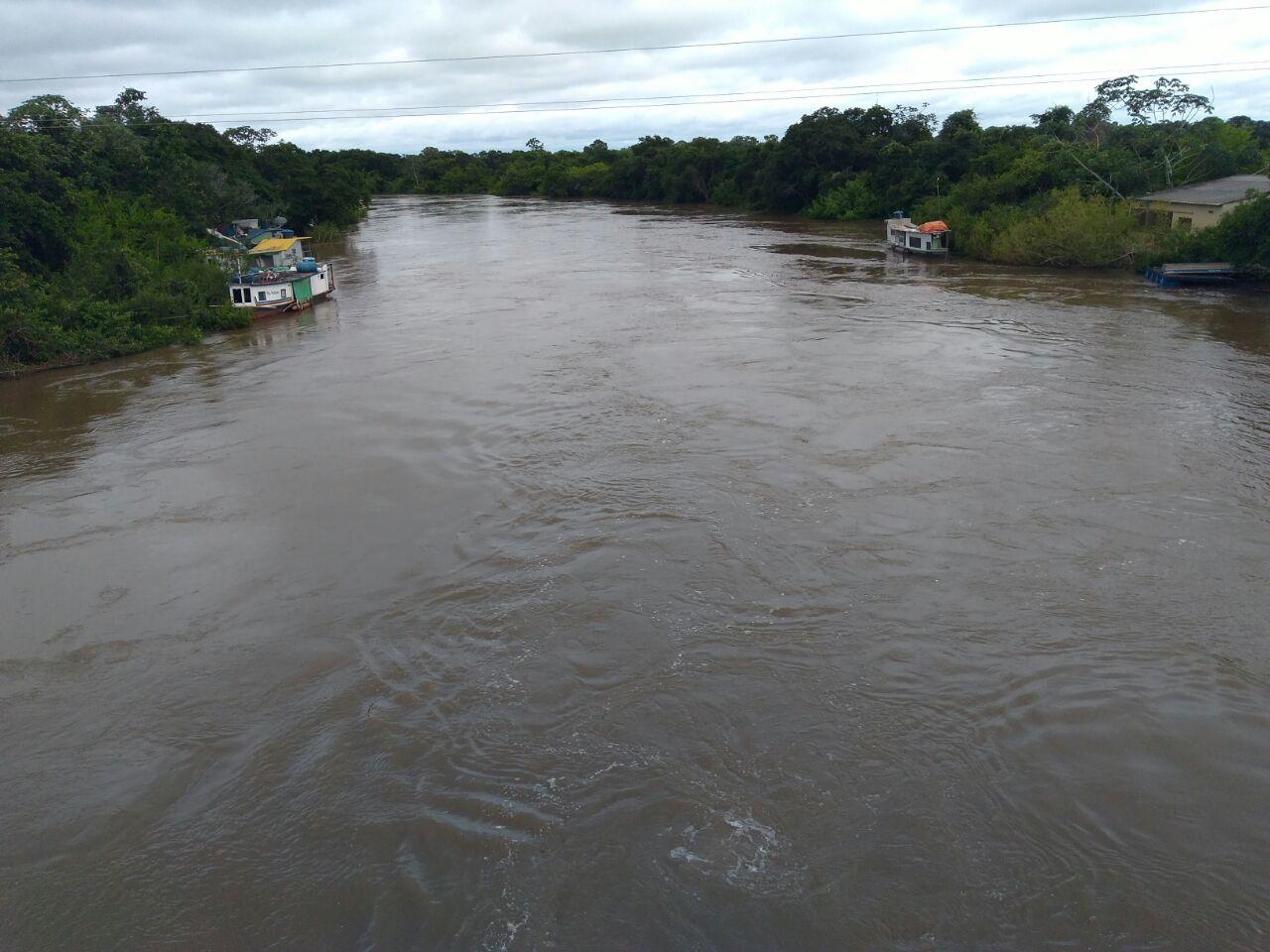 Chuva intensa faz nível de rio subir e coloca 6 mil em risco
