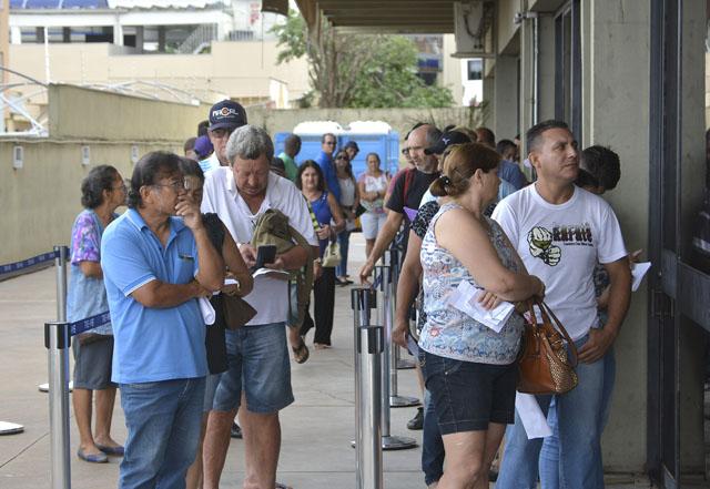 Eleitores enfrentam fila para fazer cadastramento biométrico