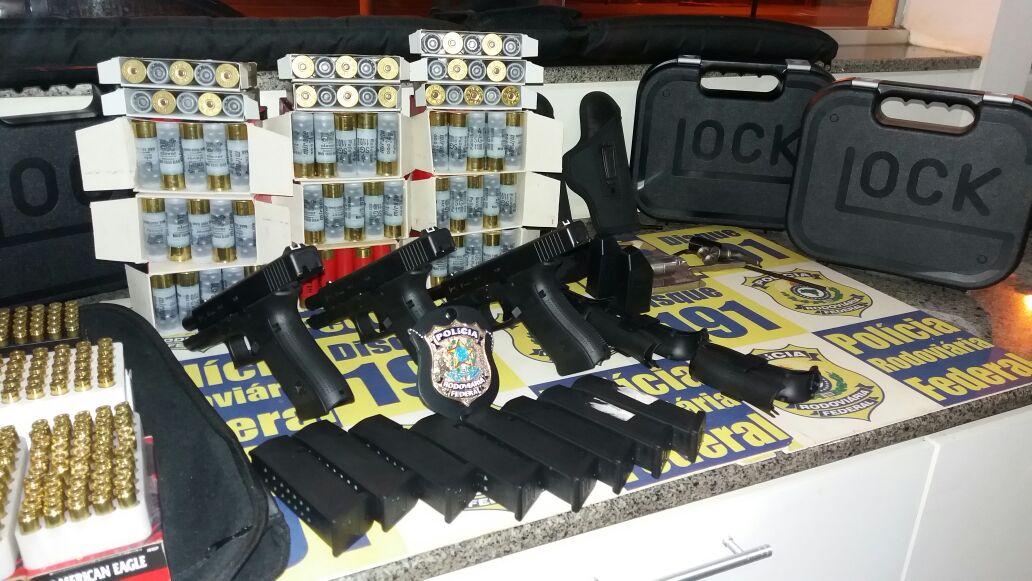 PRF apreende arsenal em ônibus que ia para São Paulo