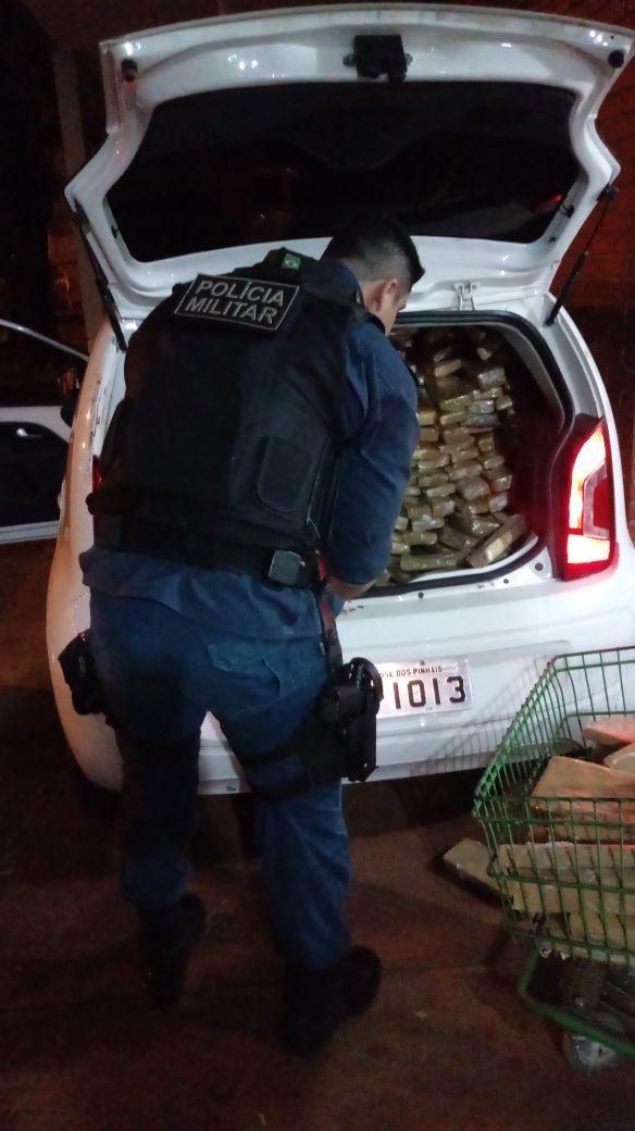 Traficante agride policiais e é preso com maconha