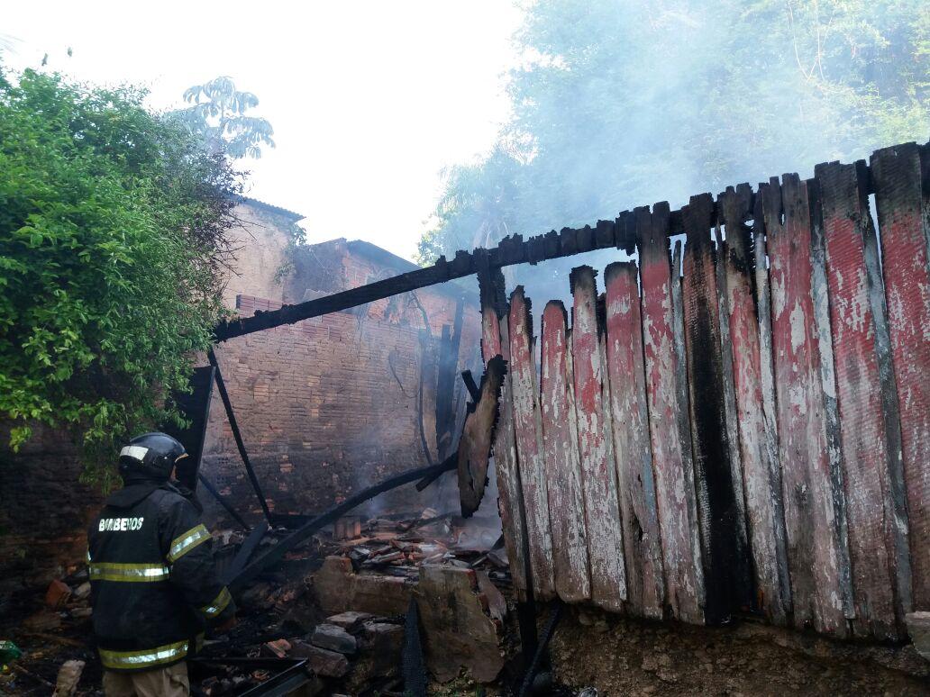 Fogo destrói casa e dono suspeita de incêndio criminoso