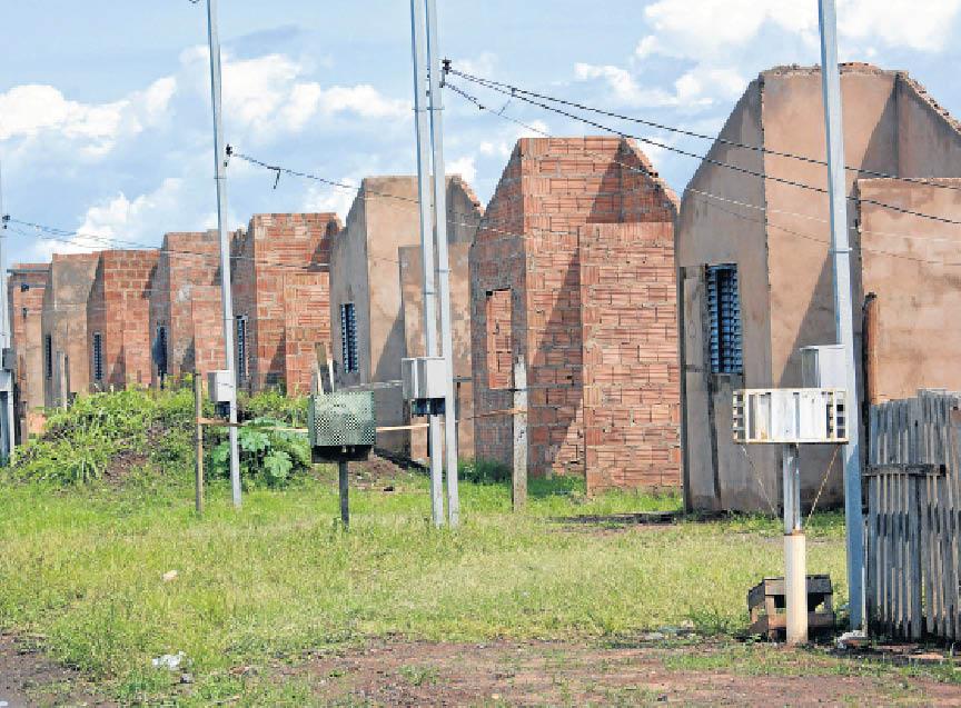 Famílias esperam novas casas, em barracos, há 2 anos
