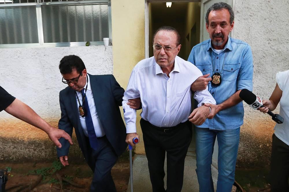 Maluf se entrega à Polícia Federal em SP