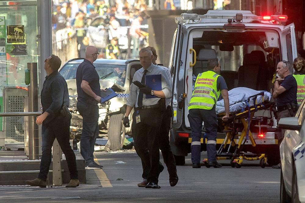 Carro avança contra multidão na Austrália