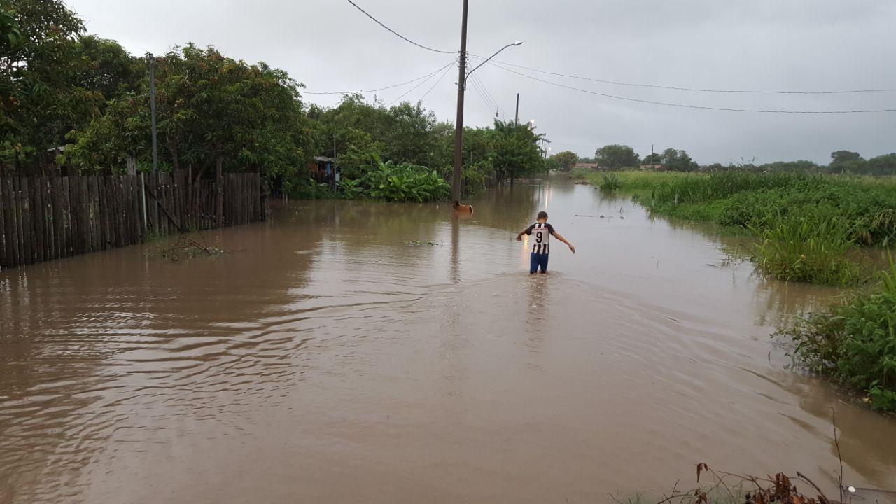 Desabrigadas pelas chuvas em Murtinho, famílias só poderão voltar para suas casas em 2018