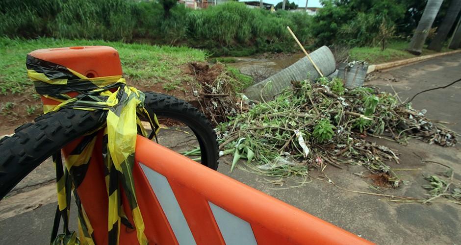 População improvisa para evitar acidentes em córrego