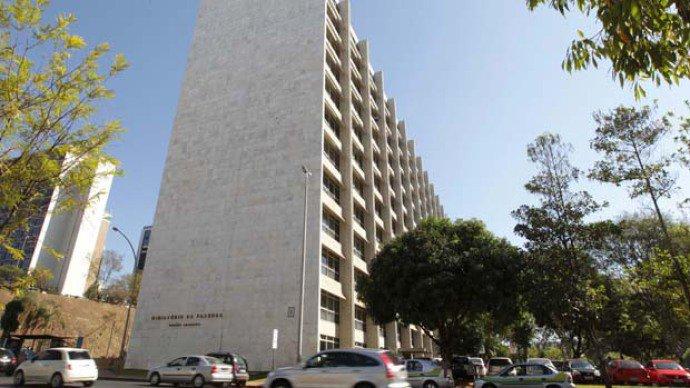 Motorista invade com uma picape sede do Ministério da Fazenda