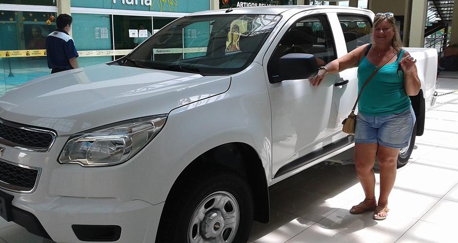 Devota recebe camionete sorteada em promoção