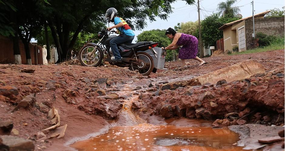 Atolar nas ruas é triste rotina no Parque dos Laranjais