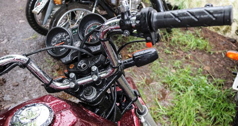 Assaltante é flagrado pela polícia, foge de moto, cai e quebra o pé