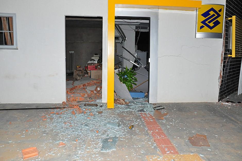 Polícia procura quadrilha que explodiu agências bancárias