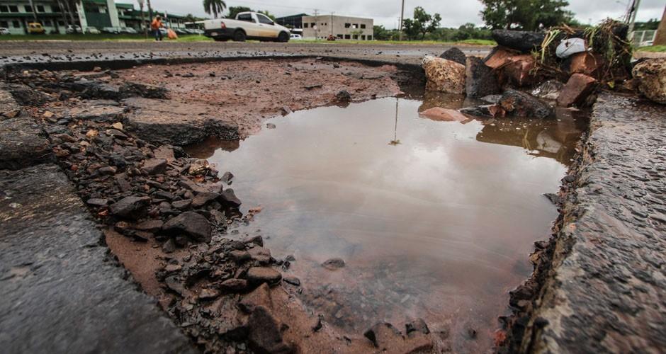 Buraco chama atenção na ciclovia da Gury Marques