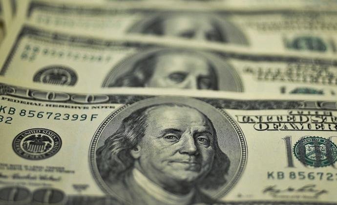 Entrada de dólares no Brasil supera saída pela primeira vez em três anos