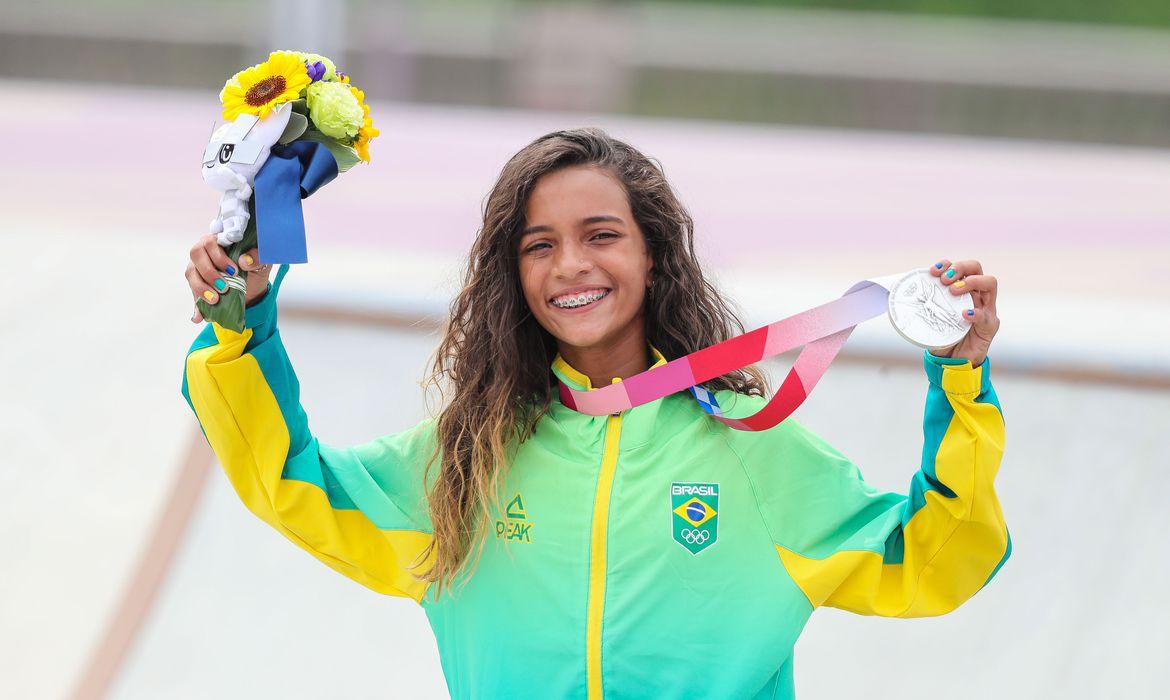 Rayssa Leal fatura prata no skate street em Tóquio