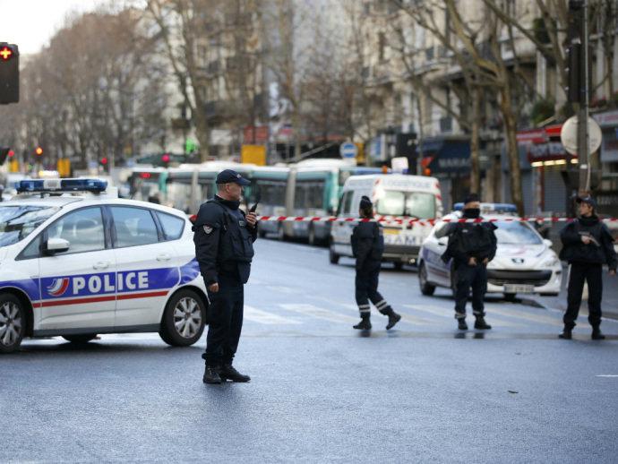 Homem armado tenta invadir delegacia e é baleado em Paris