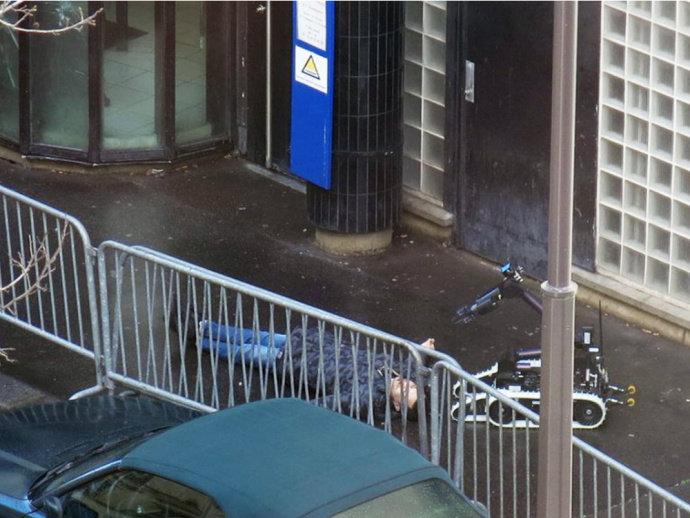 Homem que atacou delegacia em Paris carregava símbolo do Estado Islâmico