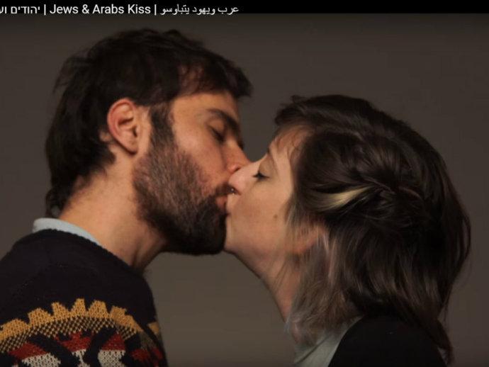 Vídeo: Judeus e palestinos fazem ‘beijaço’ contra proibição de livro em Israel