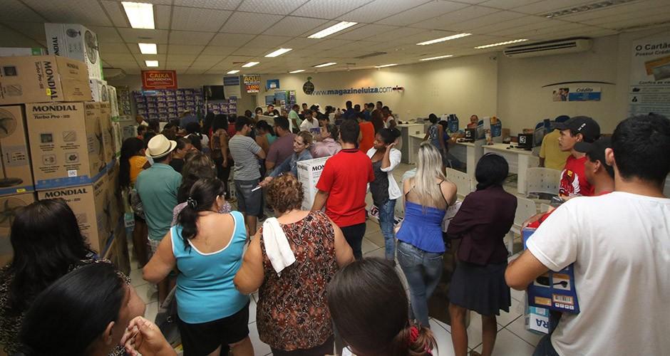 De fila em fila, consumidor aproveita liquidação