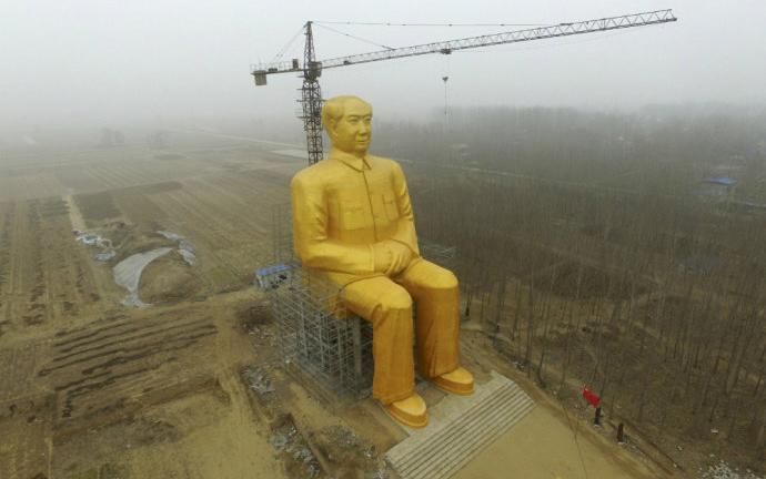 Alvo de chacota mundial, estátua gigante de Mao Tsé-tung é demolida