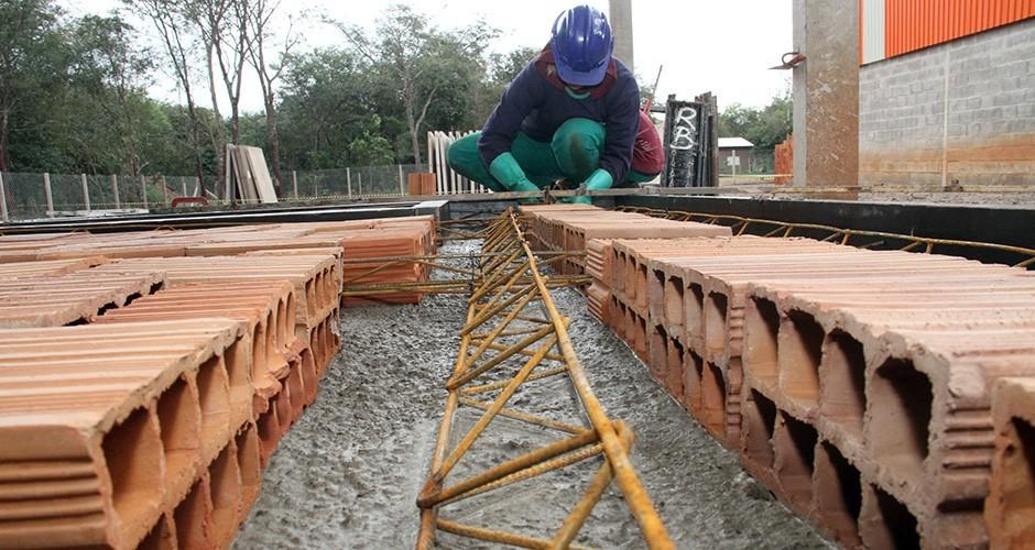 Empreiteiras são notificadas para limparem canteiro de obras