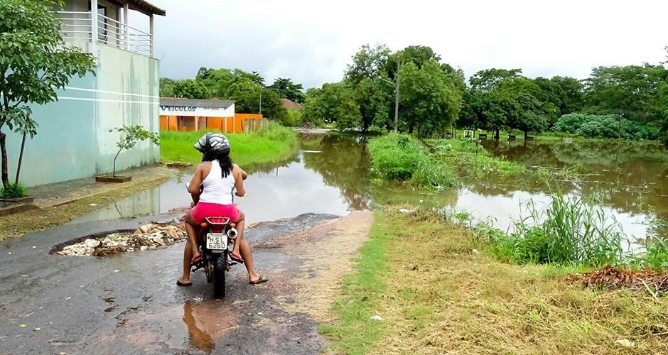Defesa Civil já retira população ameaçada por cheia