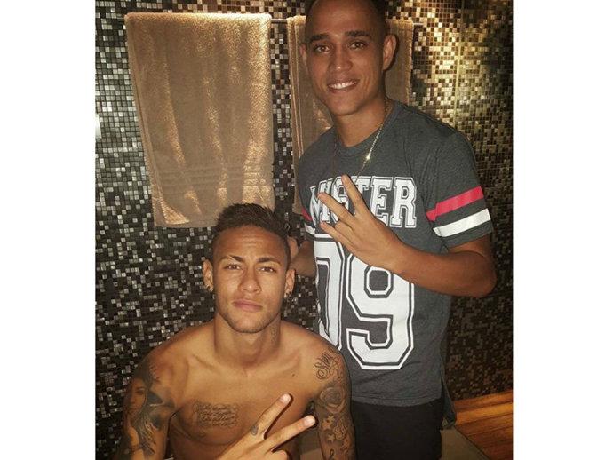 Neymar muda visual para disputar Bola de Ouro, com Messi e CR7
